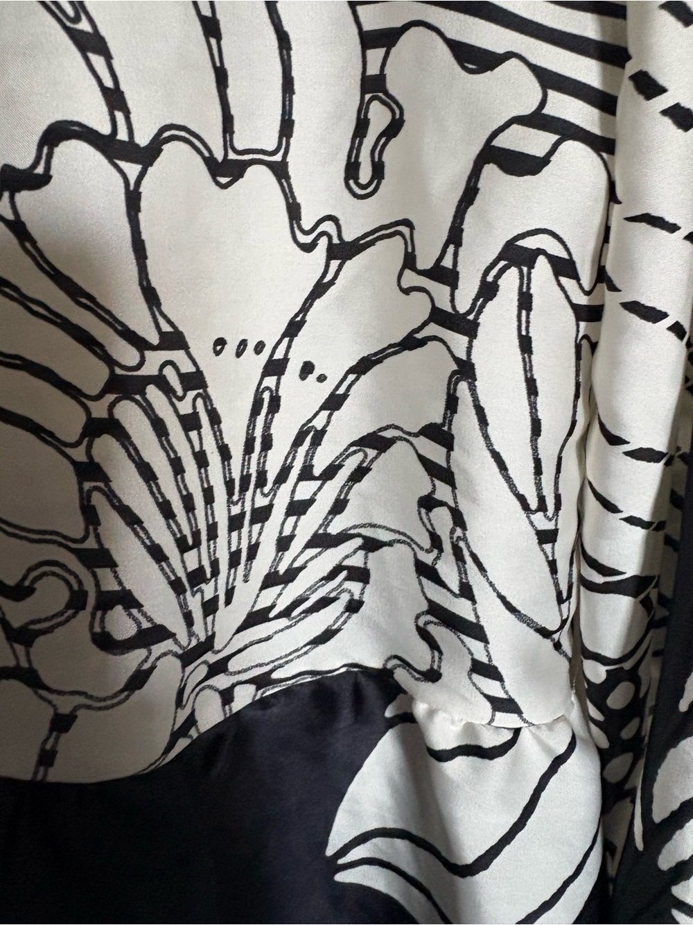 Rinascimento Monochrome Floral Tie-Front Blouse - Picture 4 of 10